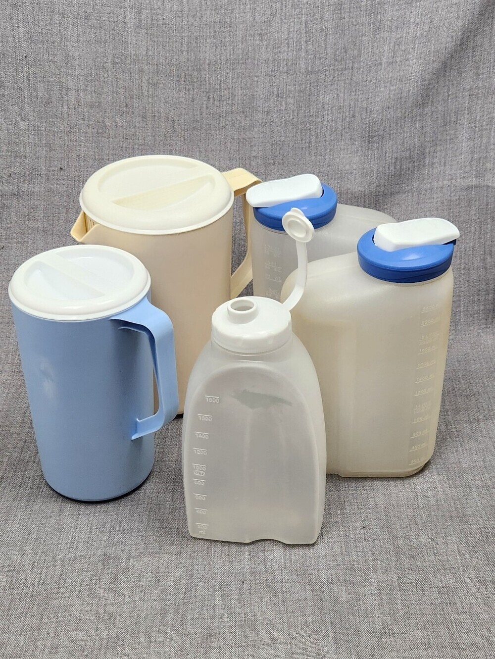 Rubbermaid Pitchers & Liquid Storage Jugs. Easy-grip Handles and Snap Lid Set